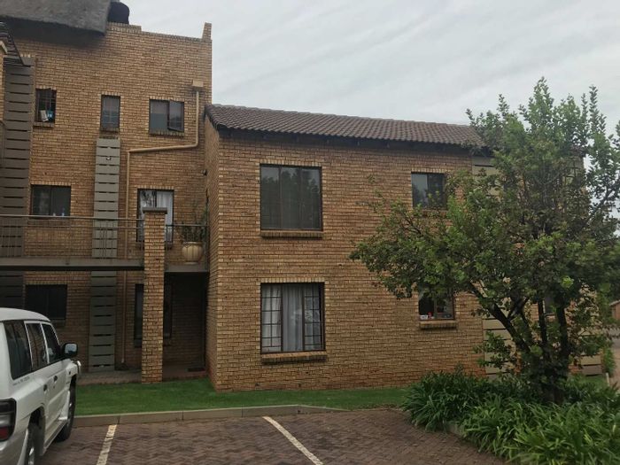 Townhouse To Rent in Olympus AH: 2 beds, pool, 24h security, double garage.