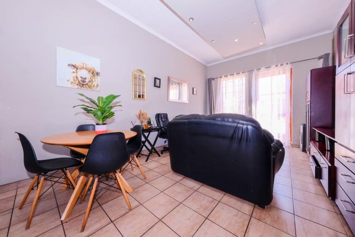 Saxonwold Townhouse To Rent: 1 bed, pool, secure parking, close to amenities.