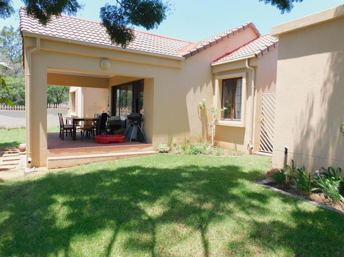 3 Bedroom Cluster To Rent in Douglasdale with garden, garage, and security features.