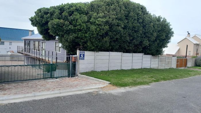 Kleinbaai House For Sale: 3 Bedrooms, braai room, double garage, secure access.