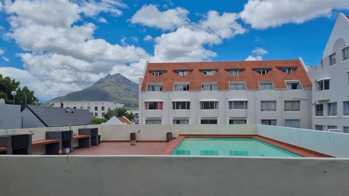 Two-bedroom apartment with garden, pool, and WiFi in Stellenbosch Central. To Rent.