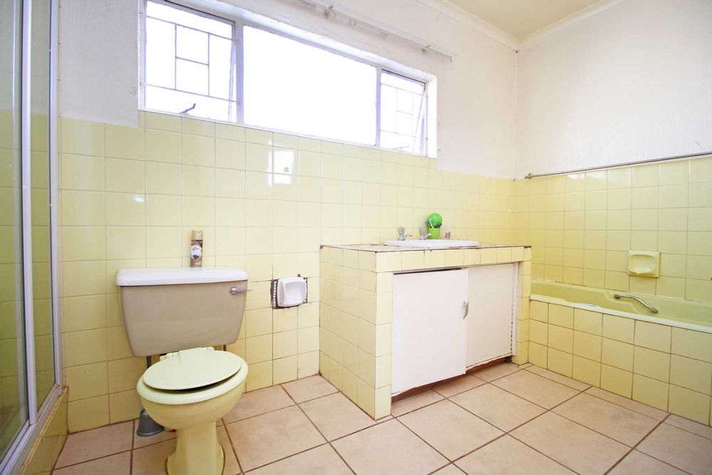 Bathroom 1 : Main Ensuite Bathroom with Shower, Bath Tub, Basin and Toilet.