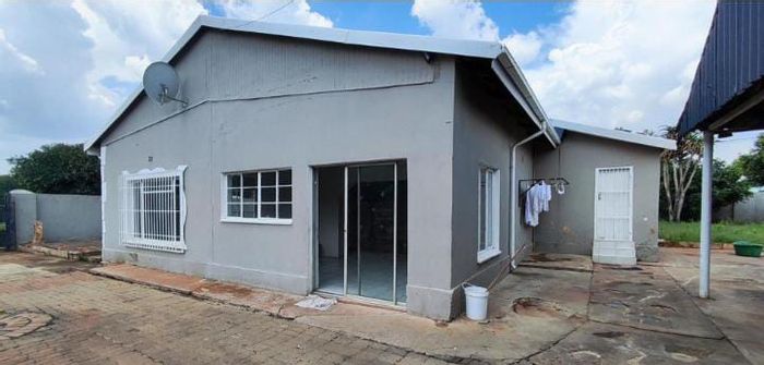 For Sale: Spacious 3-bedroom house in Dalview with ample parking and nearby amenities.
