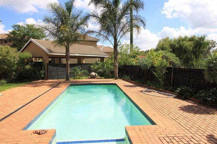 Paulshof Apartment To Rent: 2 beds, garden, pool, pet-friendly, 24-hour security.