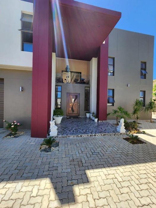 Auasblick House For Sale: 5 Bedrooms, Entertainment Area, Guest Flat, 3 Garages.