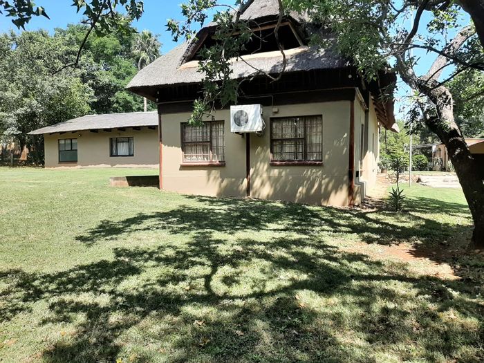 Mooinooi Central Small Holding For Sale: Multiple homes, income potential, and outdoor amenities.