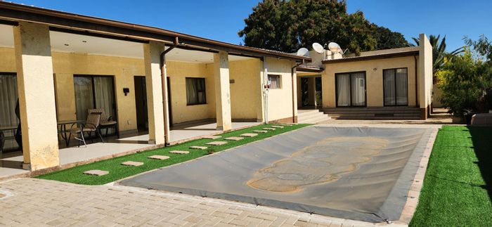 7-Bedroom House in Pioniers Park with pool, double garage, and office space. To Rent.