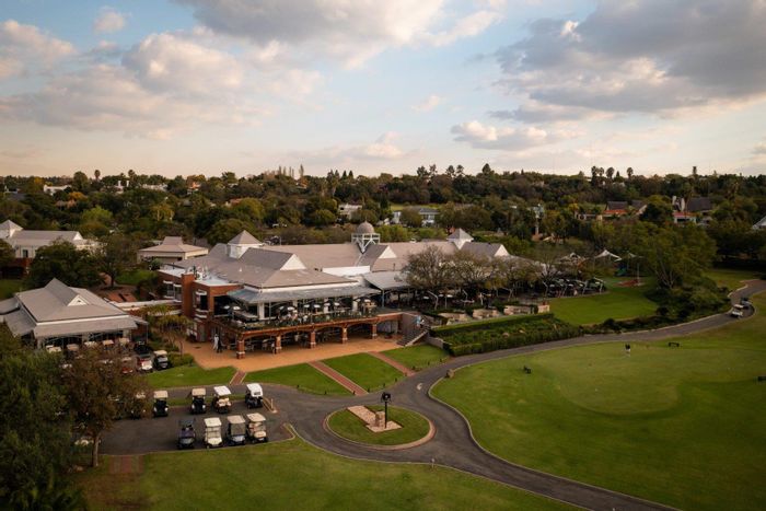 Dainfern Golf Estate House To Rent: 4 beds, solar power, pet-friendly garden.