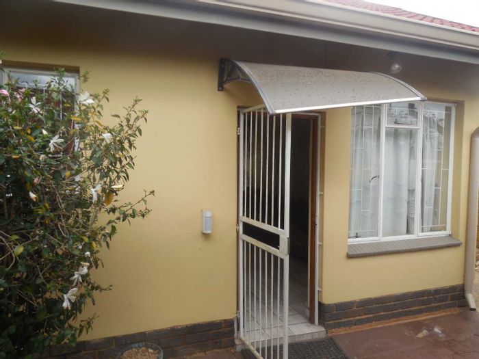 Property #2420948, Cottage Rental Monthly in Meyerspark