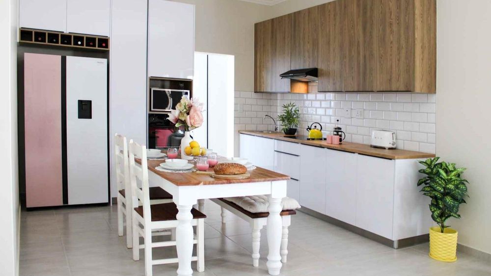 Modern open-plan kitchen with built-in cupboards and built-in stove.