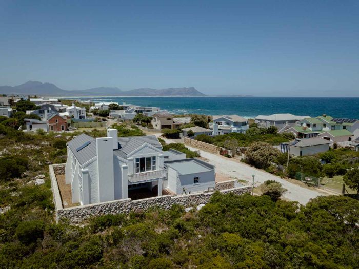 Kleinmond Central House For Sale: 4 beds, pool, braai room, ocean views.