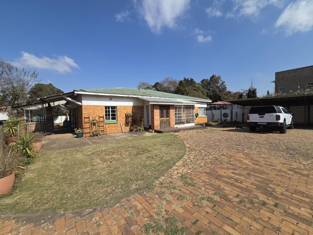 Beautiful Face brick low maintenance home with 4 covered parkings plus up to 10 additional parking