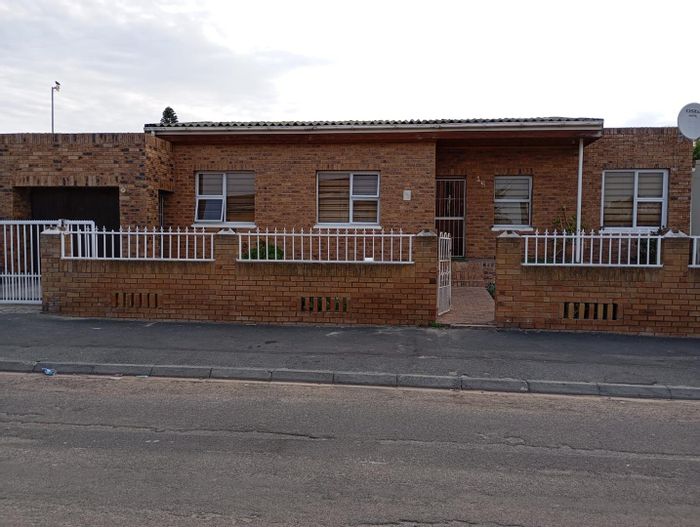 3-Bedroom House To Rent in Cravenby with pool, braai room, and garage.