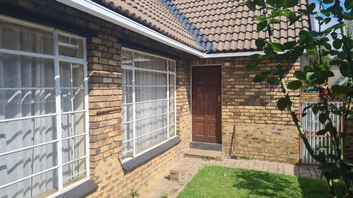 Property #2141436, Townhouse for sale in Middelburg Central