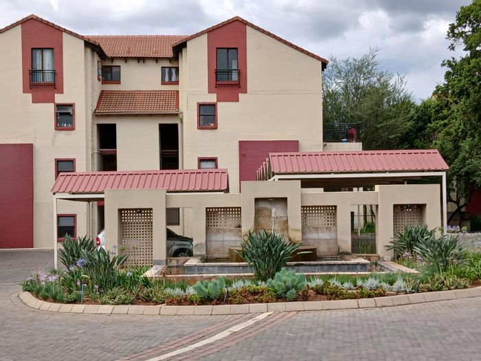 Tijger Vallei Apartment To Rent: Studio with clubhouse, pool, and convenient location.
