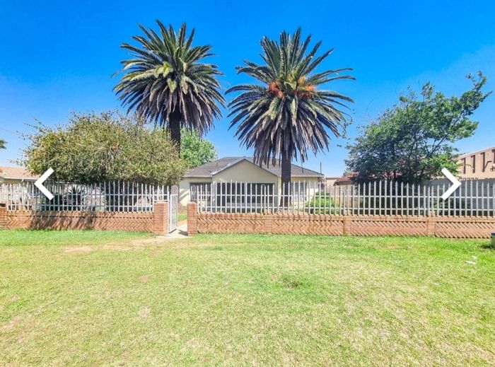For Sale: House in New Modder with 3 bedrooms, double garage, and spacious garden.