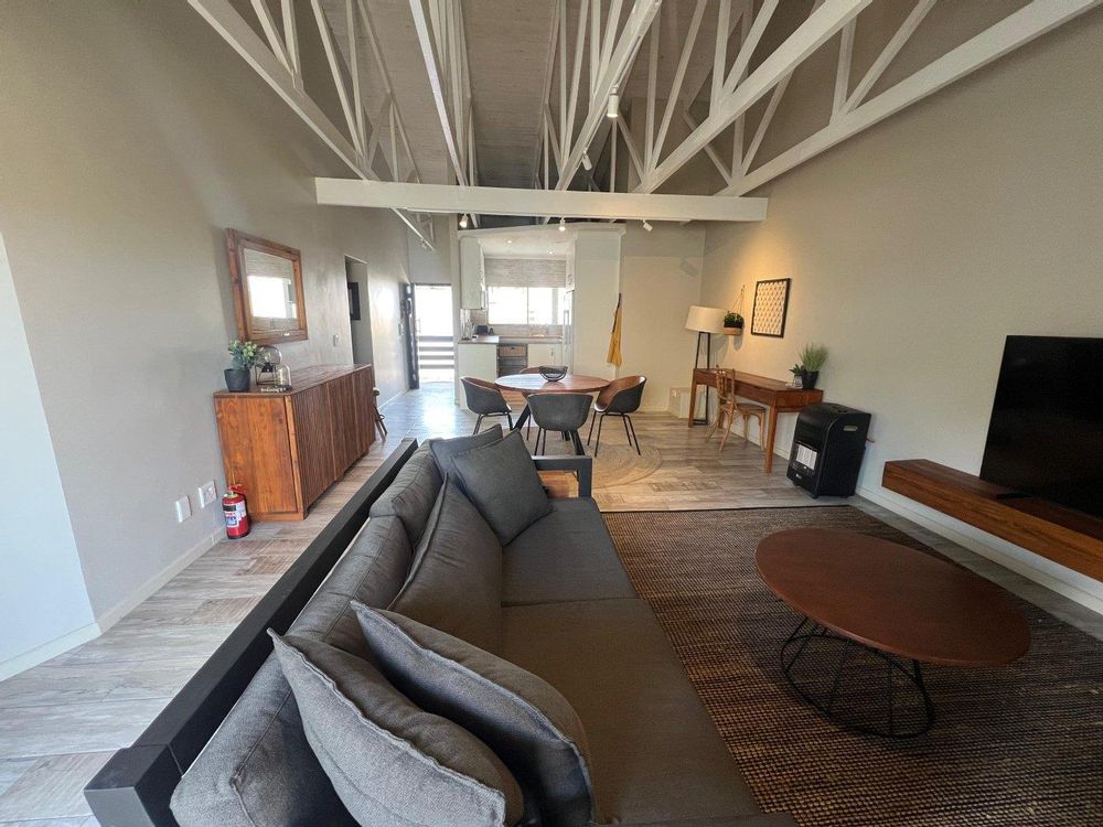 Lounge/dining/kitchen area