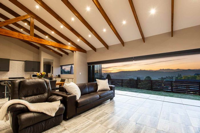 Knysna Heights House For Sale: Spacious layout, garden, gym, secure parking, fiber internet.