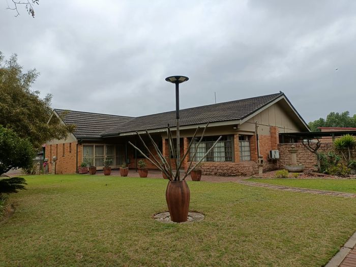 House for Sale in Bronkhorstspruit Central: 3 beds, flatlets, borehole, ample parking.