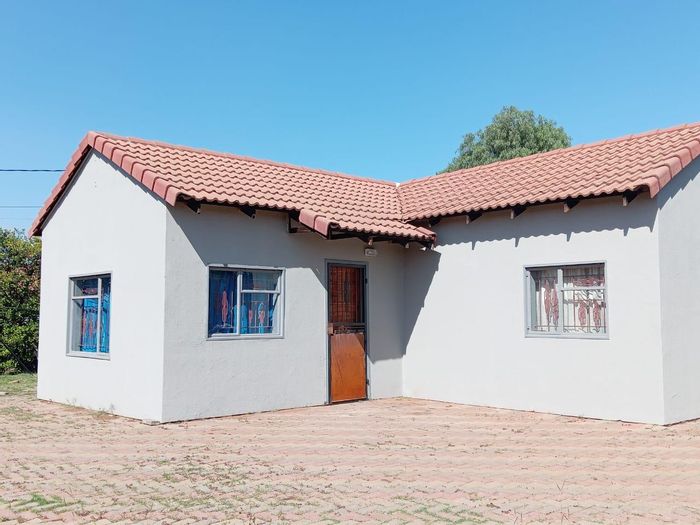 2 Bedroom house for sale in Ga-Rankuwa with garden and open parking.