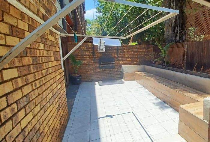 Mountain View Townhouse For Sale: Spacious layout, balcony, backyard with braai, garage.