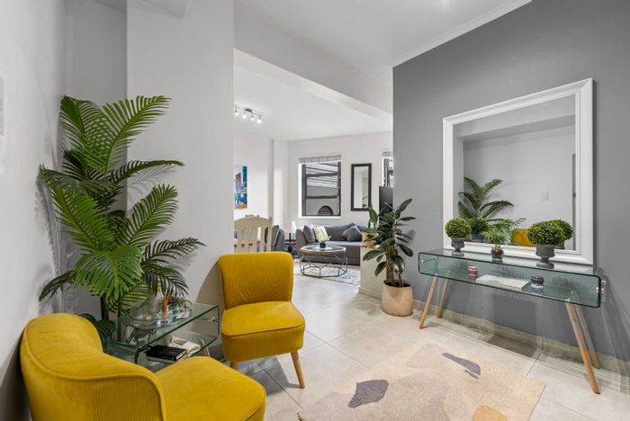 Furnished 2-bed apartment with pool, gym, and secure parking in Cape Town City Centre.