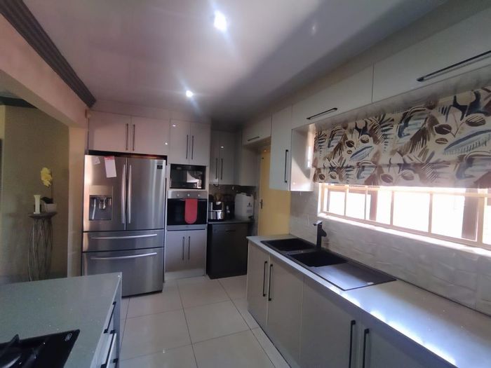 Garsfontein House For Sale: 3 beds, pool, solar power, 2 garages, storage.