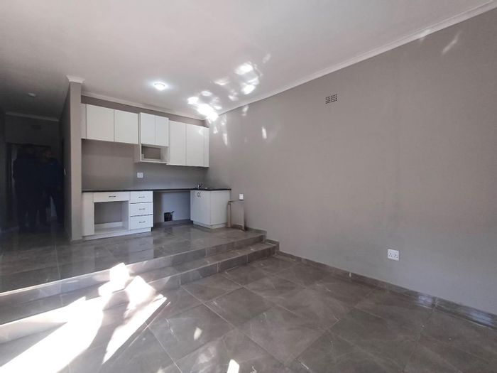 Ferndale Cluster To Rent: 3-bed home with private garden, pool access, and prepaid electricity.