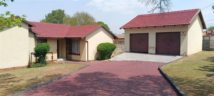 Norkem Park House For Sale: Spacious home, double garage, secure garden, and scullery.