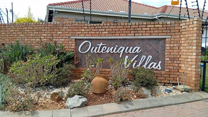 For Sale: 3-Bedroom Cluster in Pomona with En-Suite, Garden, and Double Garage.