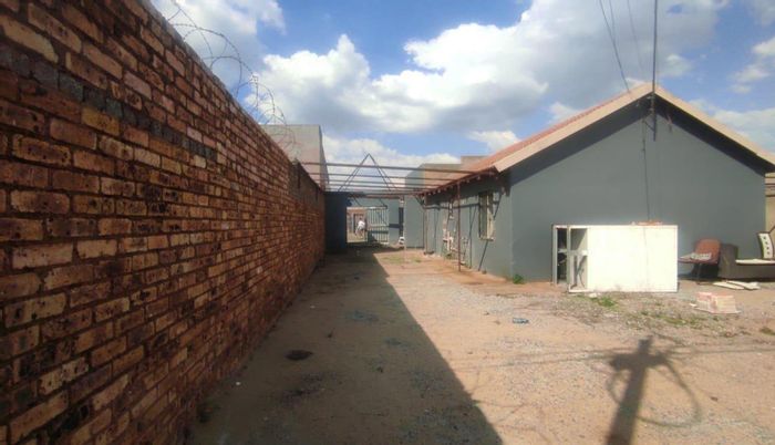 Property #2265896, House For Sale in Lenasia