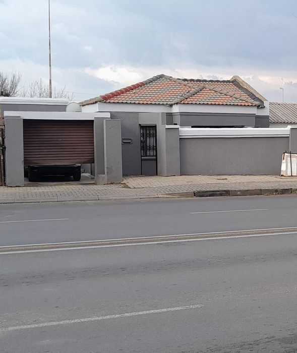 Spacious Molapo house for sale with secure yard and guest amenities!