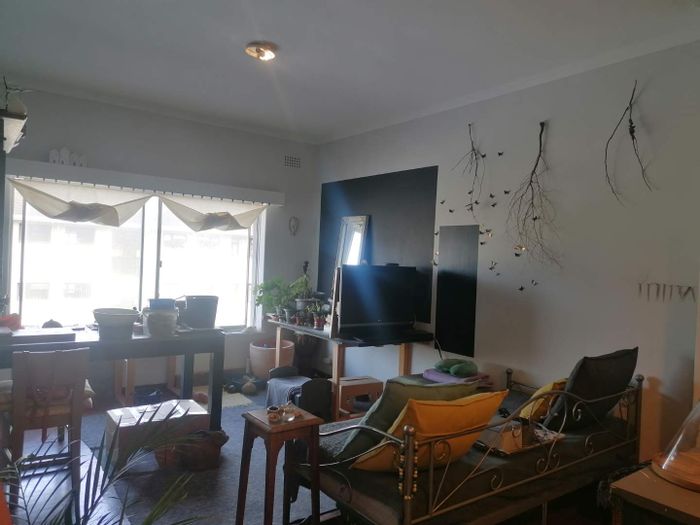 Fish Hoek Central Apartment To Rent: 1 bed, beach access, open plan living.