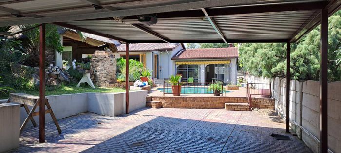 Brackendowns House For Sale: 3 beds, pool, lapa, garage for 4 cars.