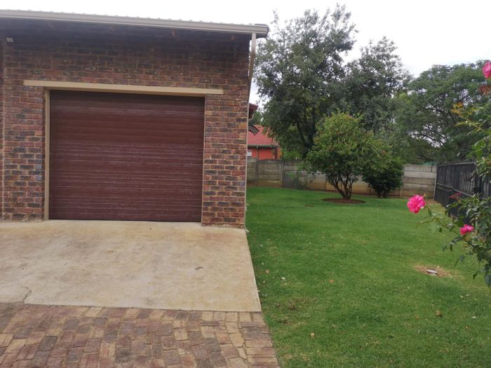 Cottage to Rent in Brackenhurst: 1 bed, garage, garden, prepaid electricity.