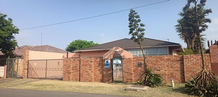 Newlands House For Sale: 4 beds, flatlet, garage for 5, entertainment area.