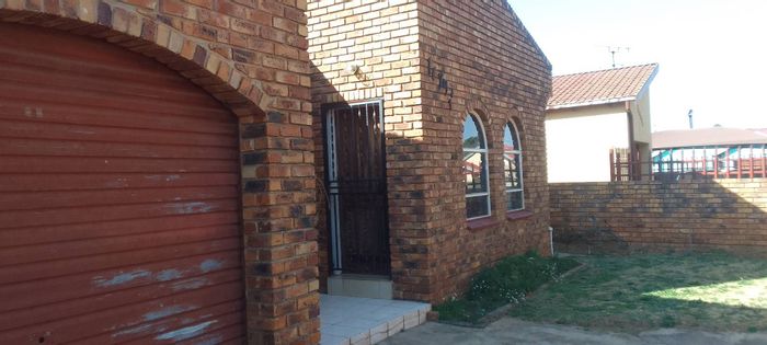 House To Rent in Daveyton Ext 2: 3 Bedrooms, Garage, Close to Amenities.