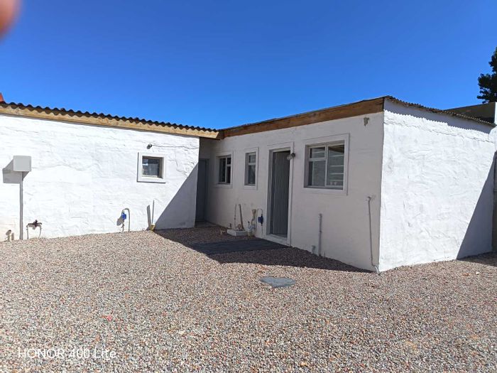 Cottage To Rent in Scottsdene: Secure parking, prepaid utilities, near amenities.