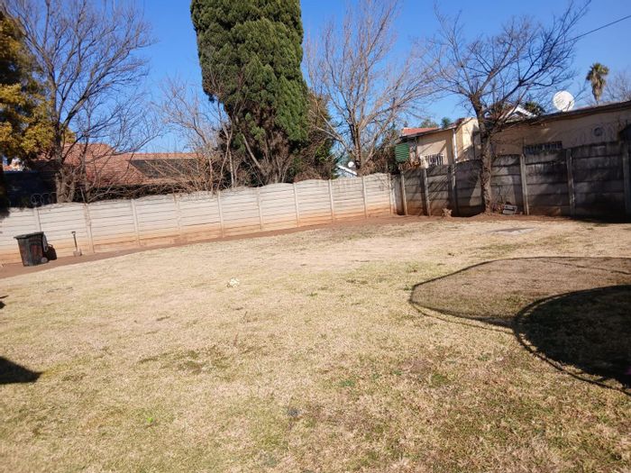 For Sale: House in Modder East with spacious yard, garage, and maid quarters.