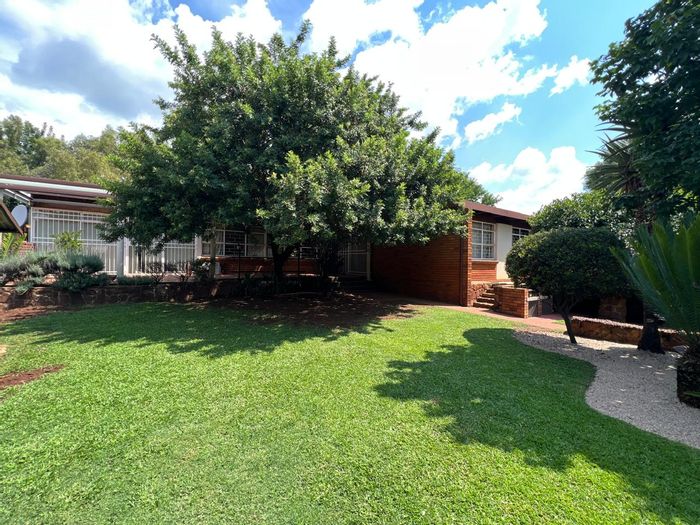 Meyerspark House For Sale: 3 beds, large garden, lapa, and 3 garages.
