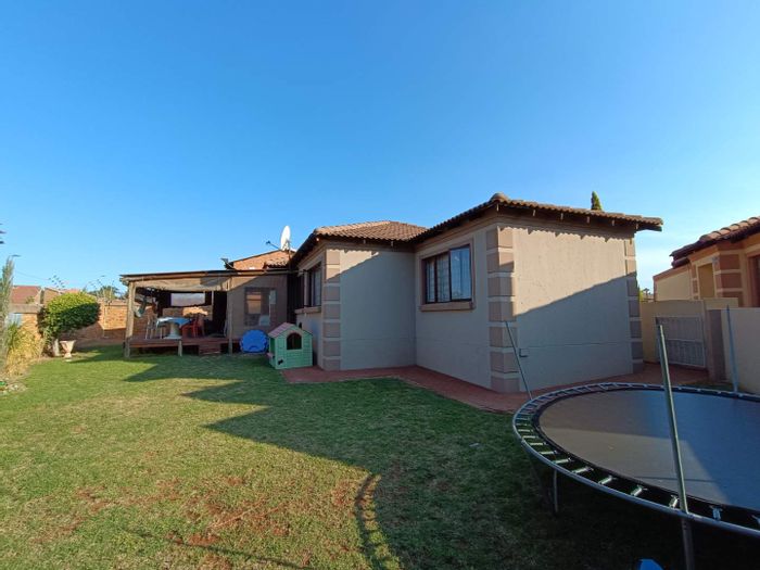 For Sale: Townhouse in The Reeds with 3 beds, outdoor braai, double garage.