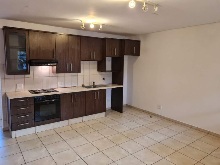 Ferndale Apartment To Rent: Open plan living, balcony, secure parking, 24-hour security.