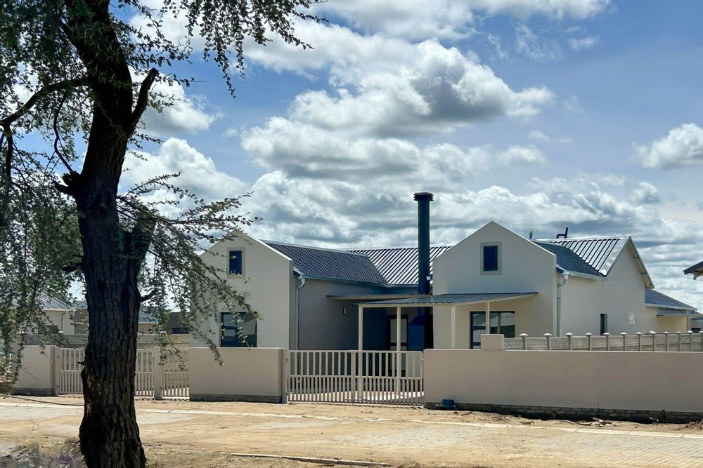 Beautiful 3-bdrm house with single garage.