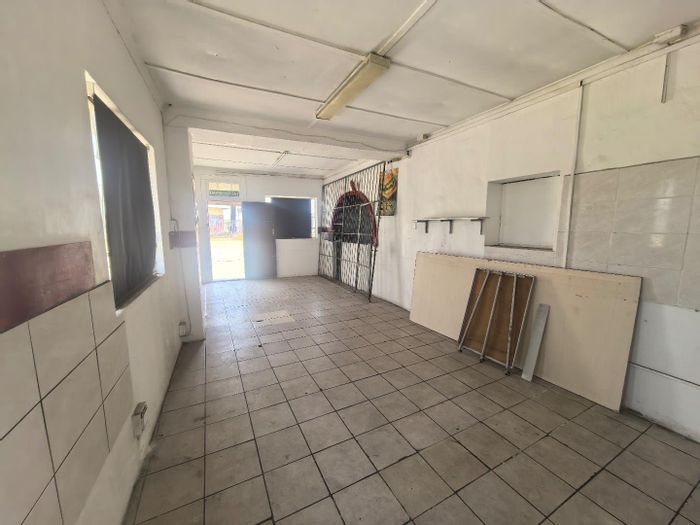 Mixed Use Property To Rent in Swartkops: Ideal for restaurant or retail ventures.