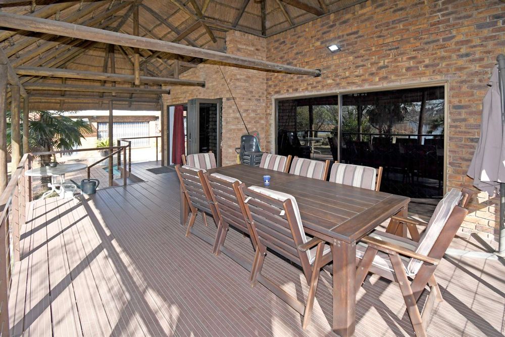 Outside dining under Lapa