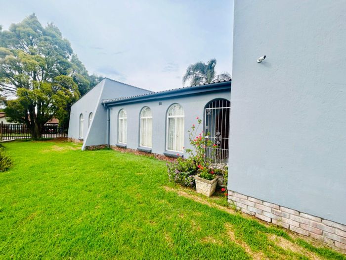 House For Sale in Vryheid Central: 4 bedrooms, pool, double garage, borehole.