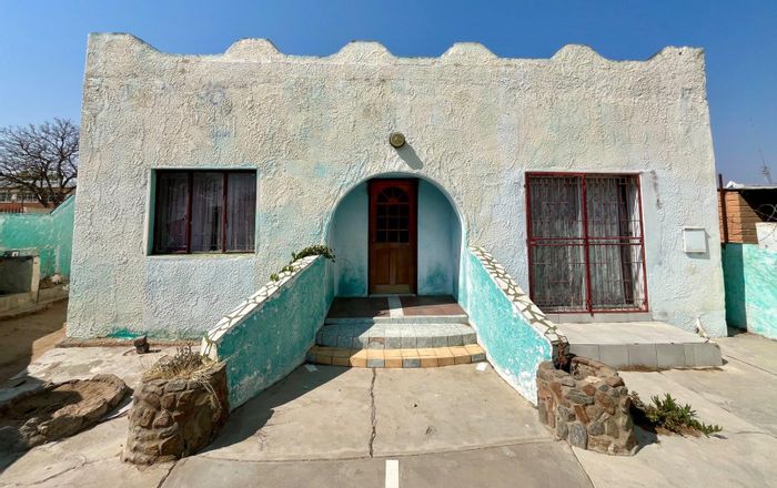 For Sale: House in Okahandja Central with 3 bedrooms, garage, and renovation potential.