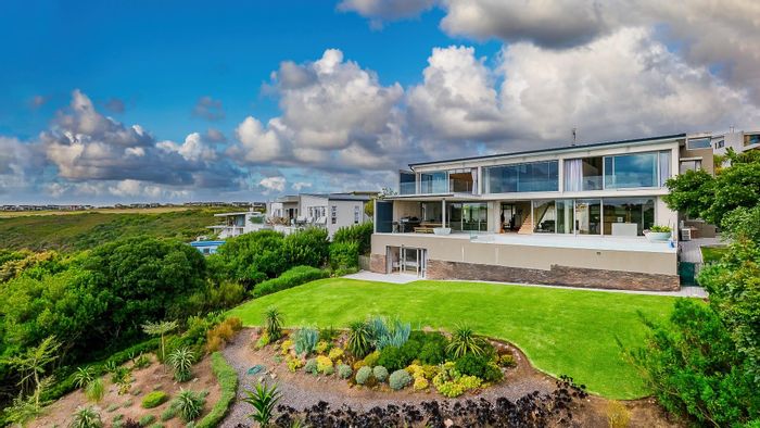 Oubaai House For Sale: Off-grid living, pool, mountain views, four en-suites.