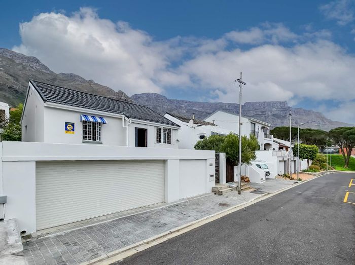 Vredehoek House To Rent: 2 Bedrooms, pet-friendly, garden, off-street parking.