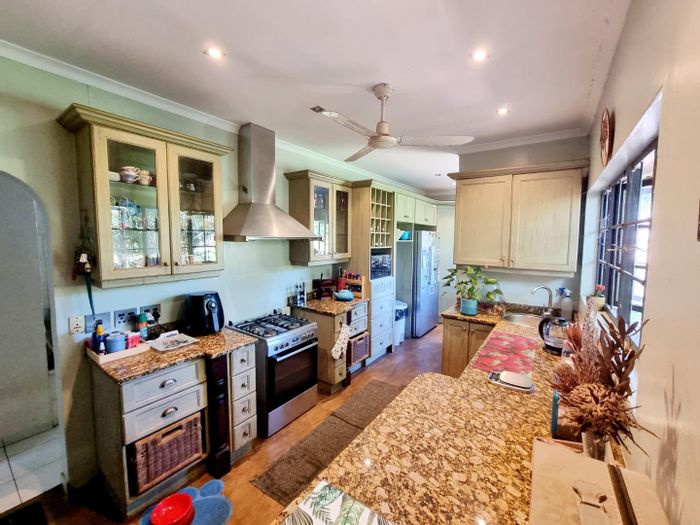 Assagay House To Rent: 4 beds, office space, pool, garden, pet-friendly.